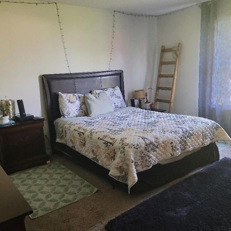 Bedroom Four Minutes From Beach Pensacola Exterior foto